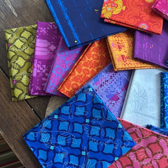 ALISON GLASS CHRYSANTHEMUM FAT QUARTER FABRIC BUNDLE - 24 PIECES - Picture 2 of 4